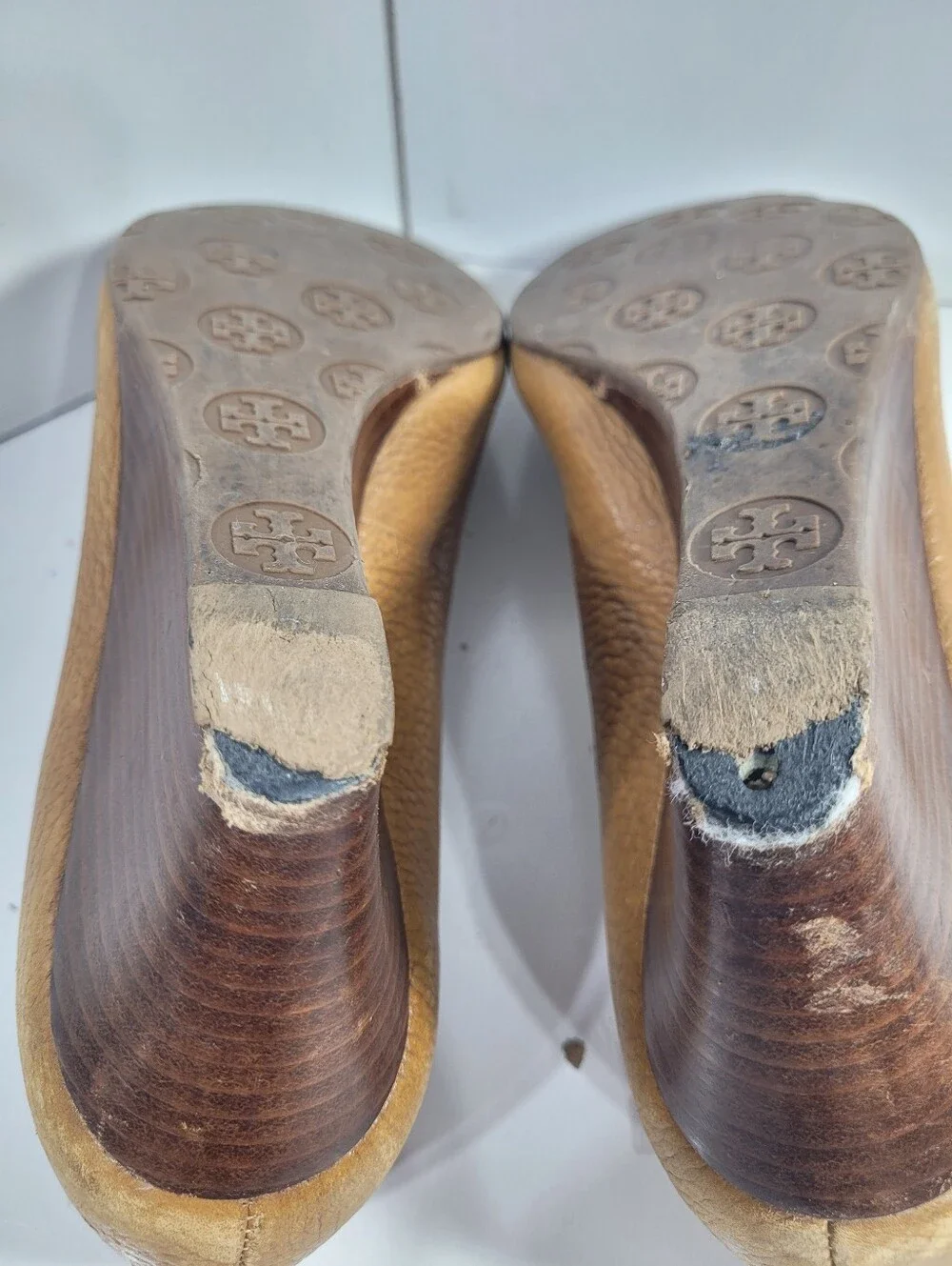 Tory Burch Sally Wedge Pumps Tan Pebbled Leather Women Size 9 M Flawed AS IS